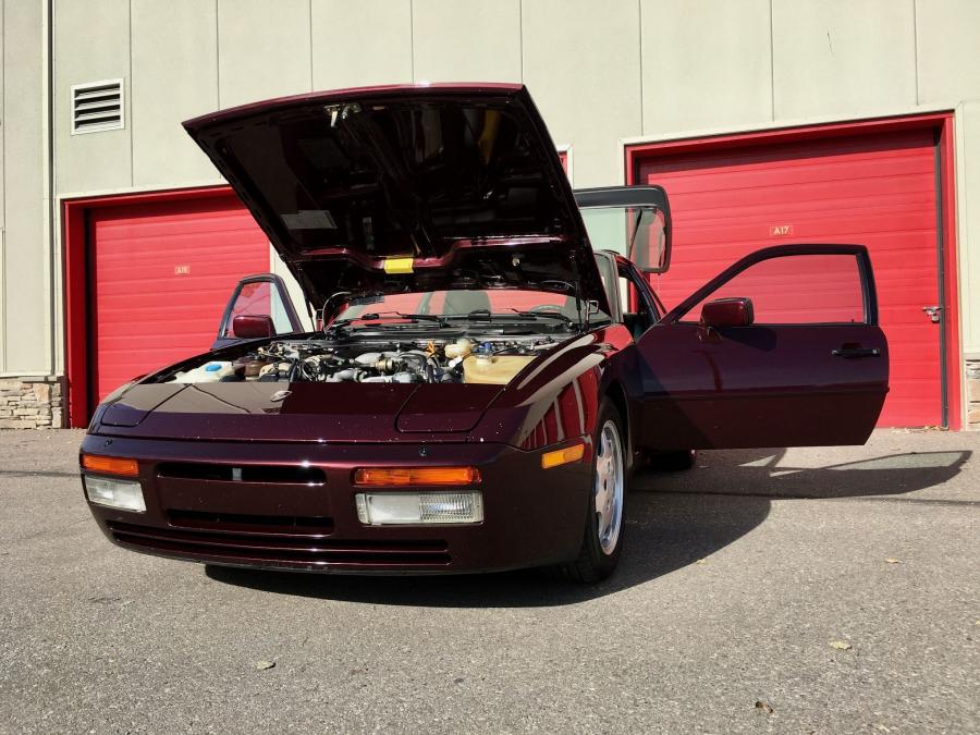 Моторный отсек Porsche 944 S2 Red Pearl 1990 года  (фото 37 из 86)
